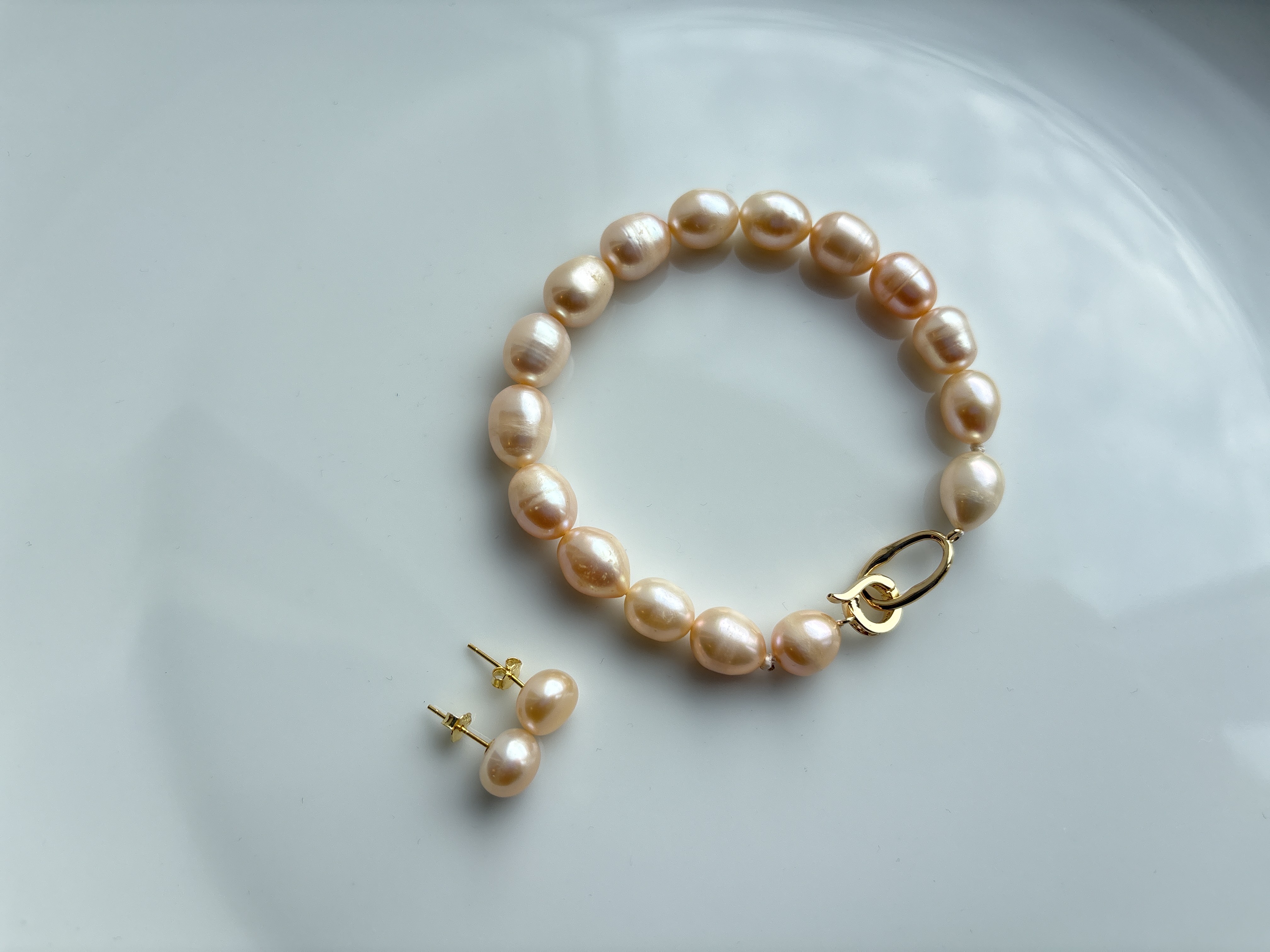 Pearl bracelet and studs 