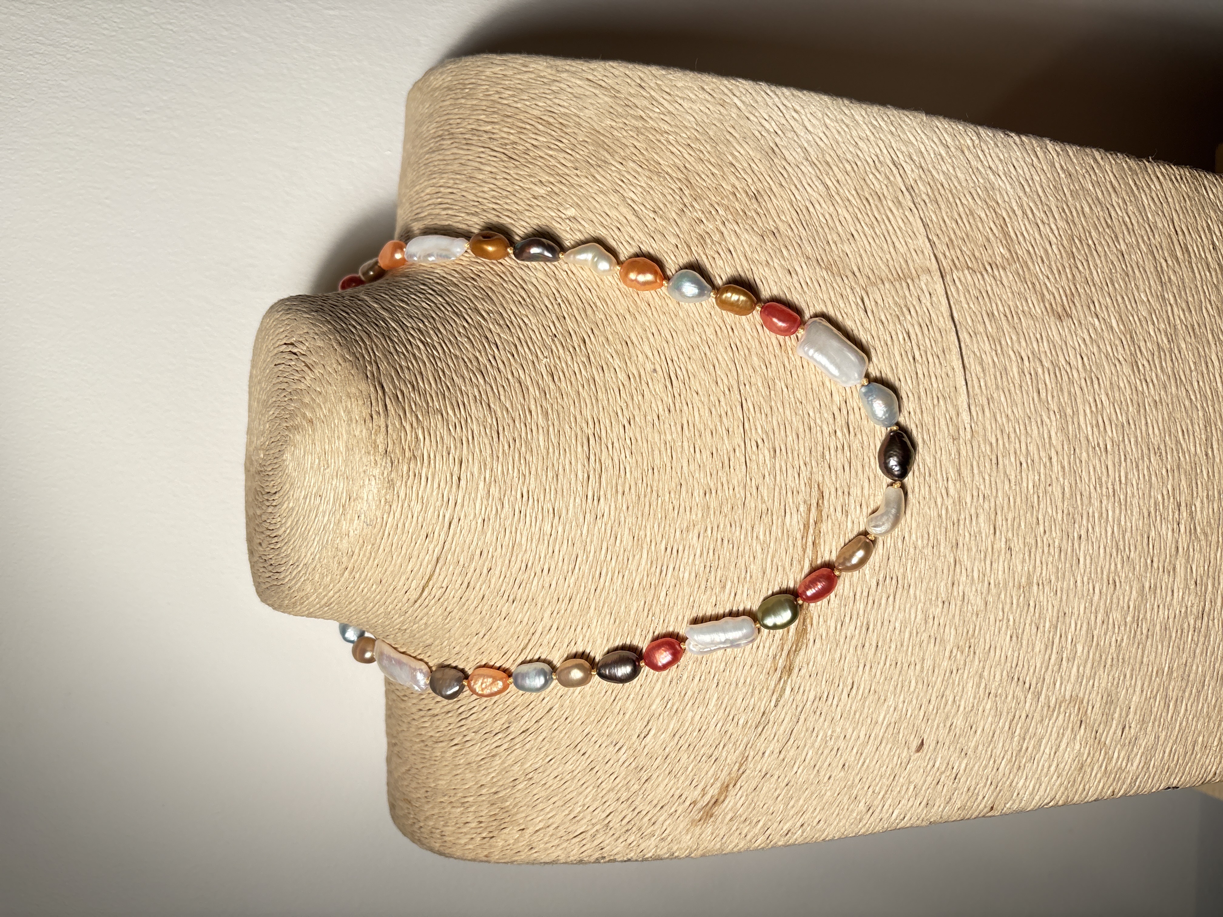 Multicoloured pearl necklace 