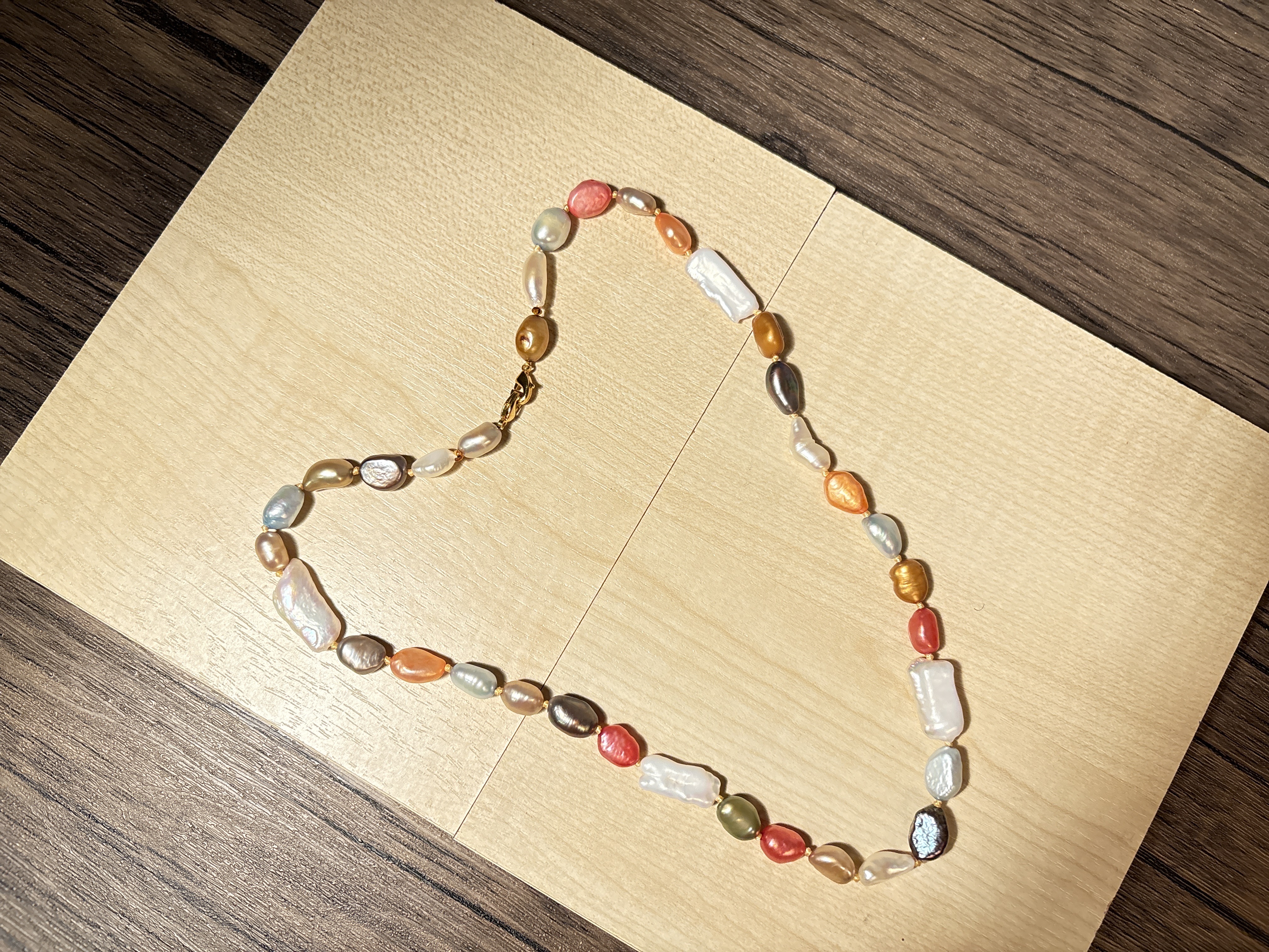 Multicoloured pearl necklace 