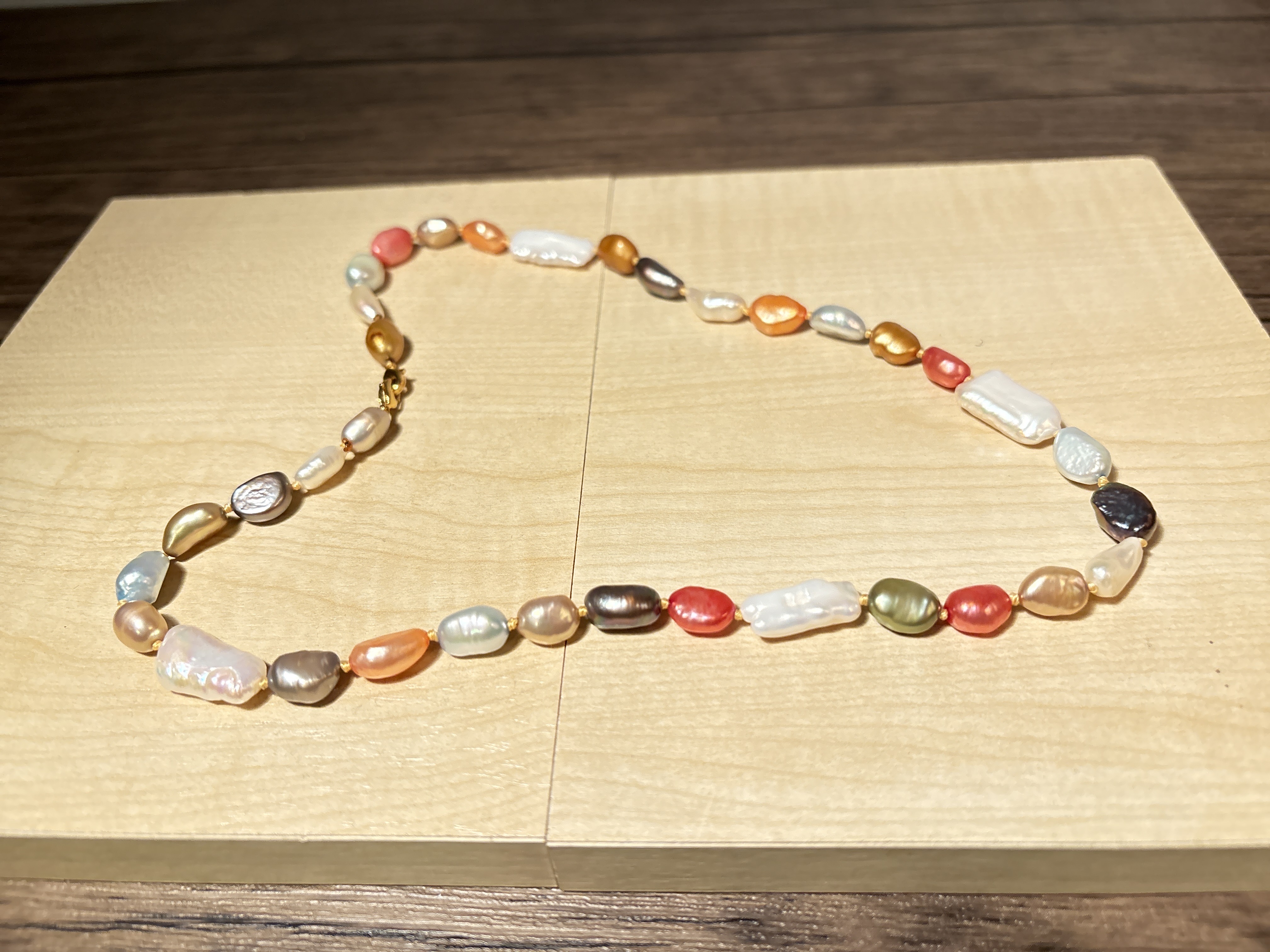 Multicoloured pearl necklace 