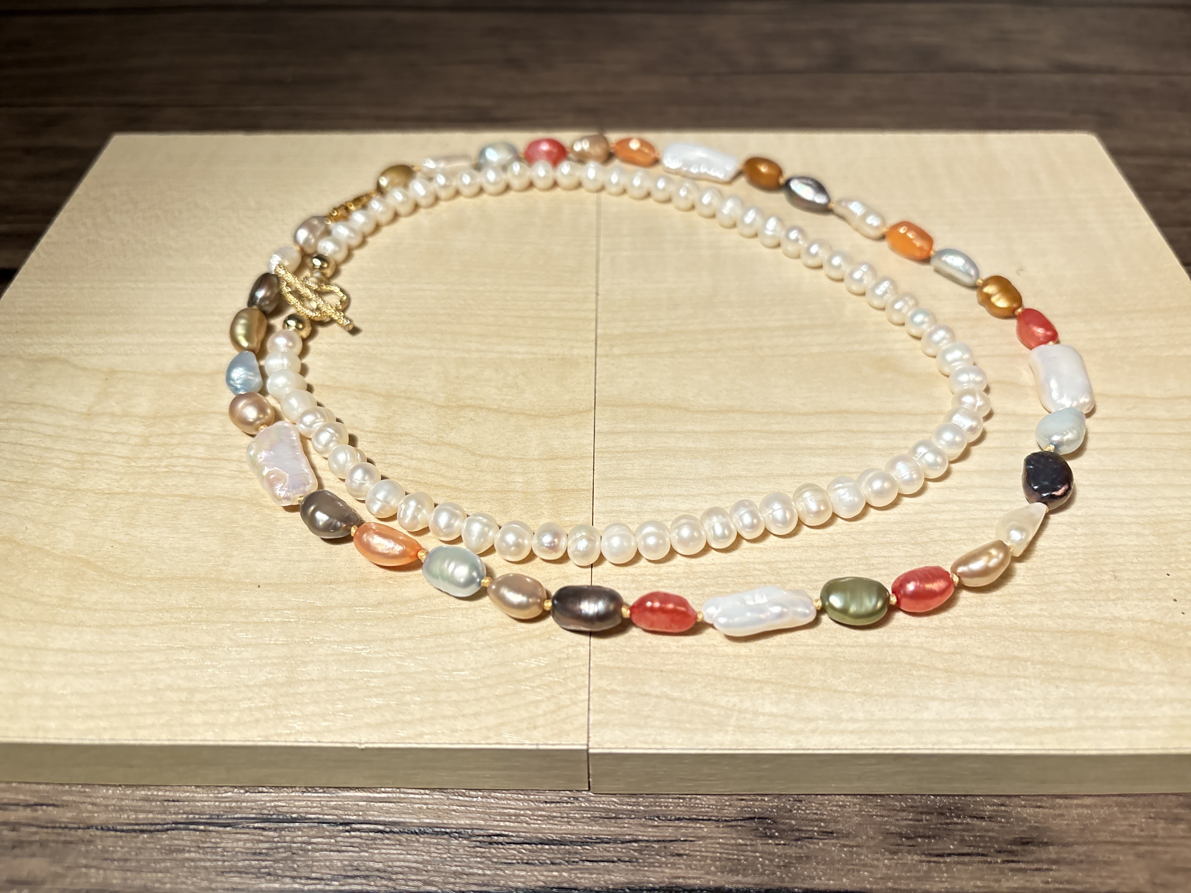 Multicoloured pearl necklace 